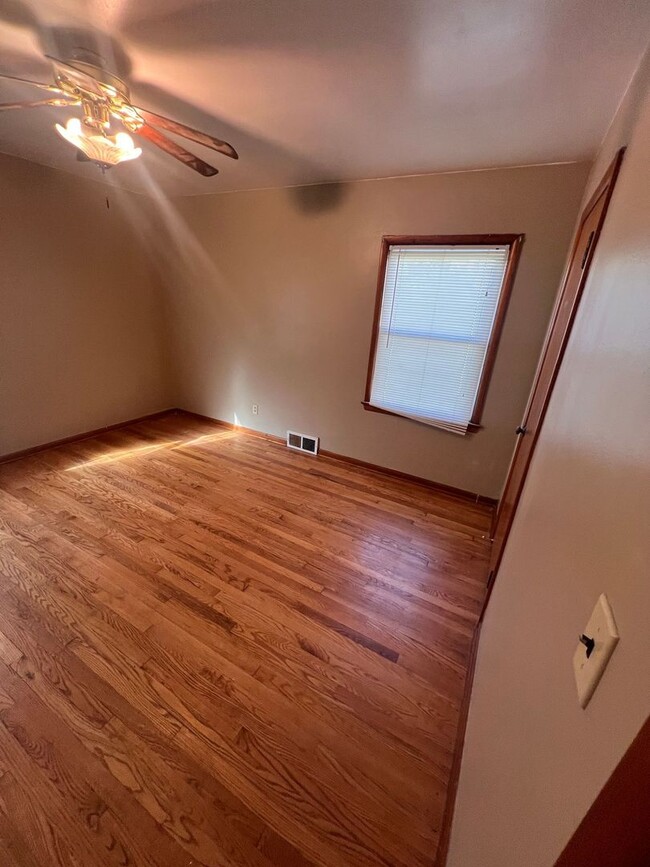 Building Photo - Section 8 Accepted: Affordable 3 Bed, 1 Ba...