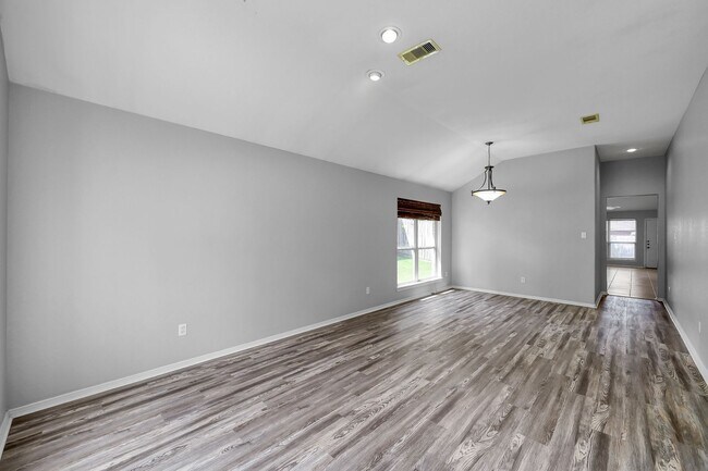 Building Photo - Cozy and quiet 4 bed 2 bath