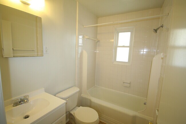 Building Photo - Renovated Duplex Unit / Carport / W&D / Ne...