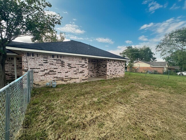 Building Photo - 5415-5415 Brookhollow Dr
