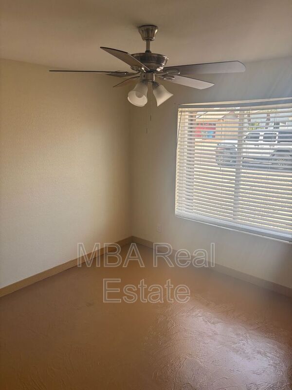 Building Photo - 4027 E Windrose Dr
