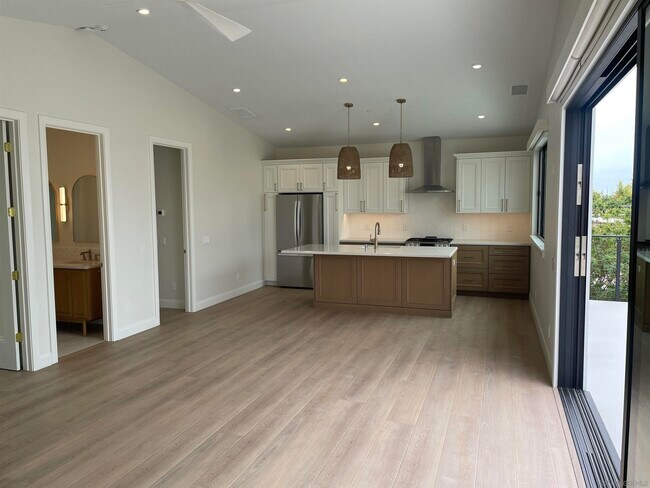 Building Photo - 313 Sunset Dr