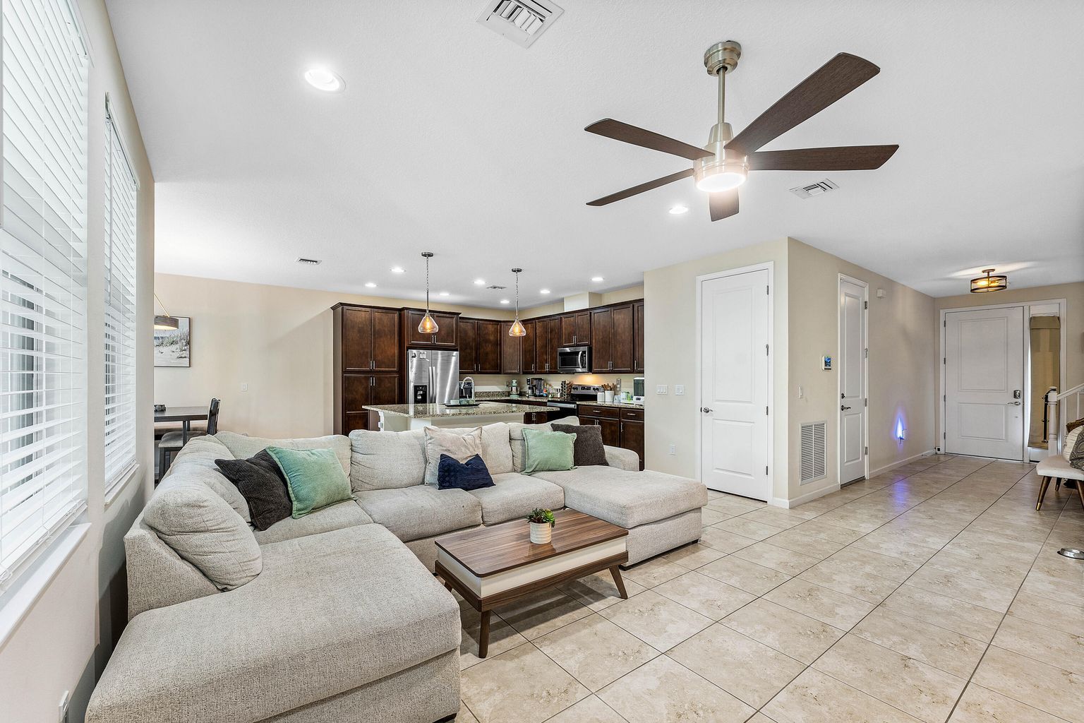 Building Photo - 16280 Oakview Dr