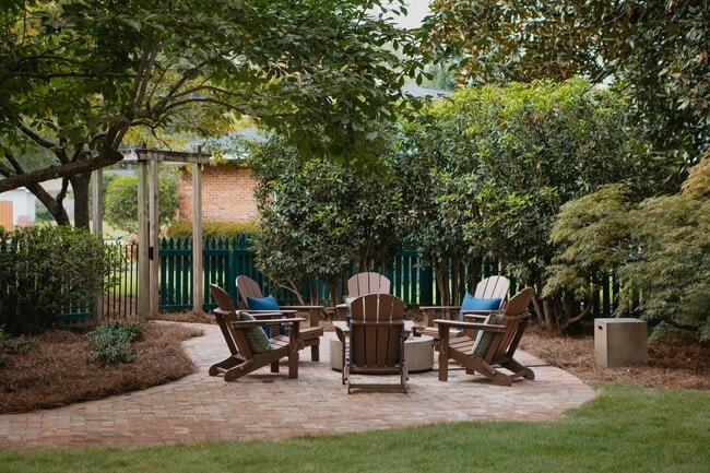 Building Photo - 946 Magnolia St SE