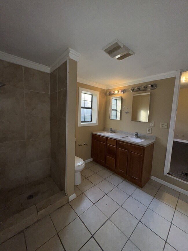 Building Photo - 2704 Shannon St