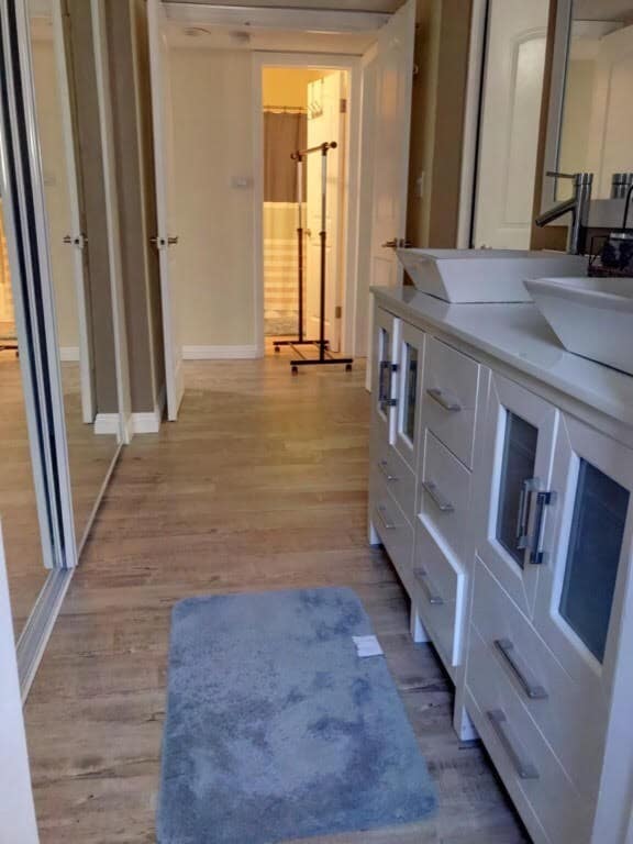 Building Photo - Beautifully updated house in Burbank Blvd is now available for rent