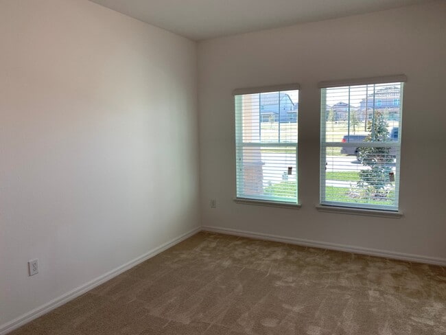 Building Photo - Spacious 4 Bedroom House - Oakland Trails