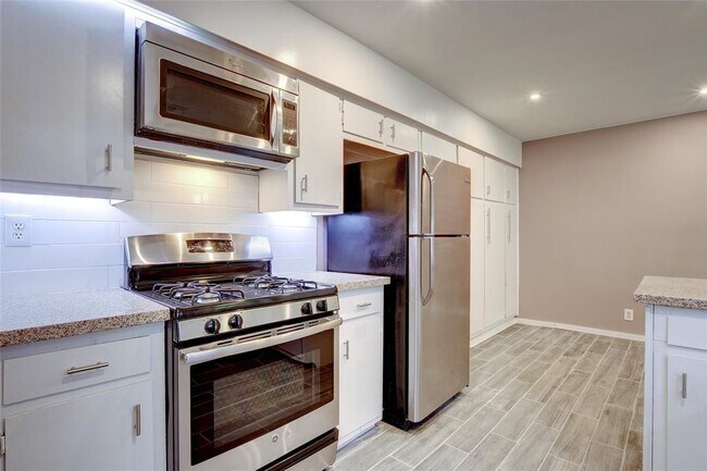 Building Photo - 1301 Thornridge Rd