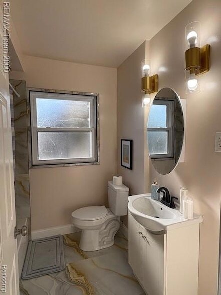 Building Photo - 5066 Bedford St