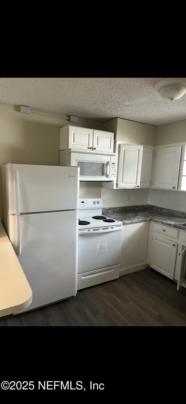 Building Photo - 1110 Caliente Dr