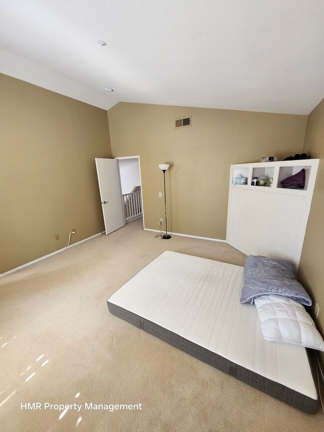 Building Photo - Beautiful two-story in Hunter's Ridge