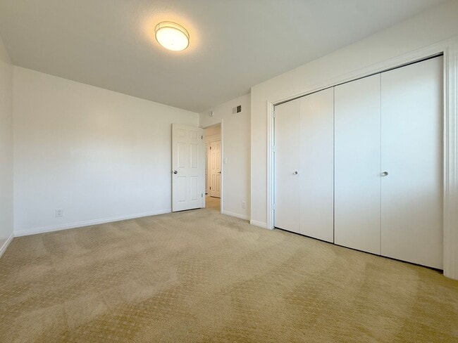 Building Photo - 4 Bed + 3 Bath +2 Car