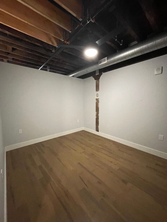 Building Photo - 1 Bedroom 1 Bath Apartment - Downtown Utic...