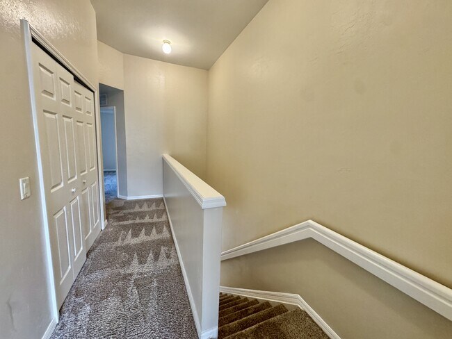 Building Photo - 912 Hampton Cir