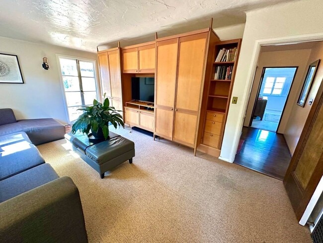 Building Photo - Custom Designer Mediterranean Style Home, 5 BR, 4.5 BA with Pool