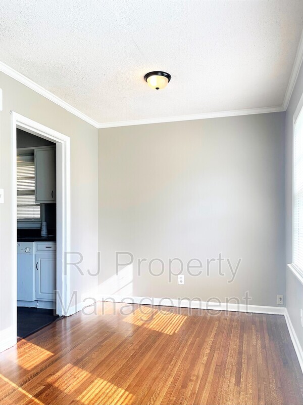 Building Photo - 3641 Bishops Bridge Rd