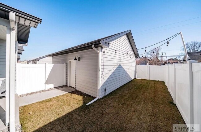 Building Photo - Like-New 3BD/2.5BA Home | Garage + Fenced Yard + W/D Included! $500.00 Rent Credit for the month ...