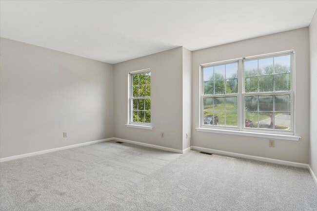 Building Photo - Freshly Updated 3B/2.5B Townhome with Walk...