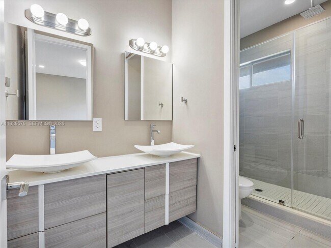 Building Photo - 626 NE 12th Ave