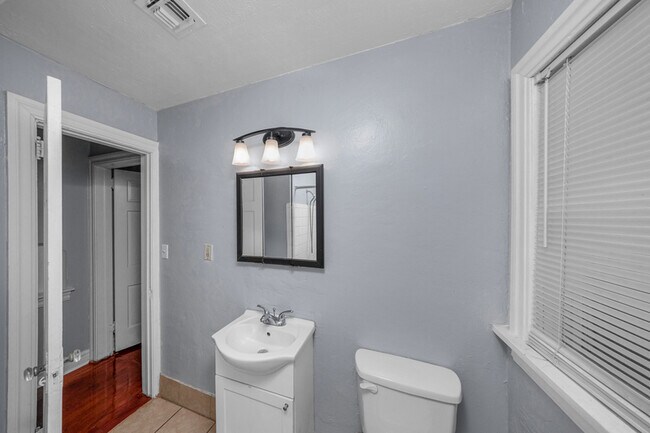 Building Photo - 1709 NW Oak Ave