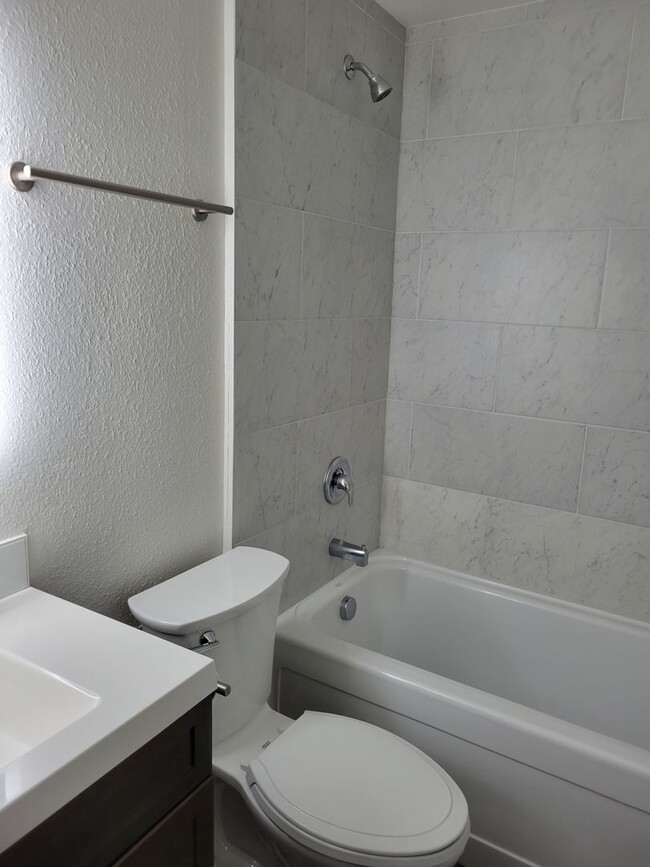 Building Photo - 1700 NE Wells Acres Rd