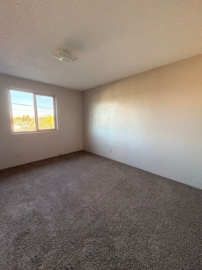 Building Photo - 2-Bedroom Townhouse style apartment