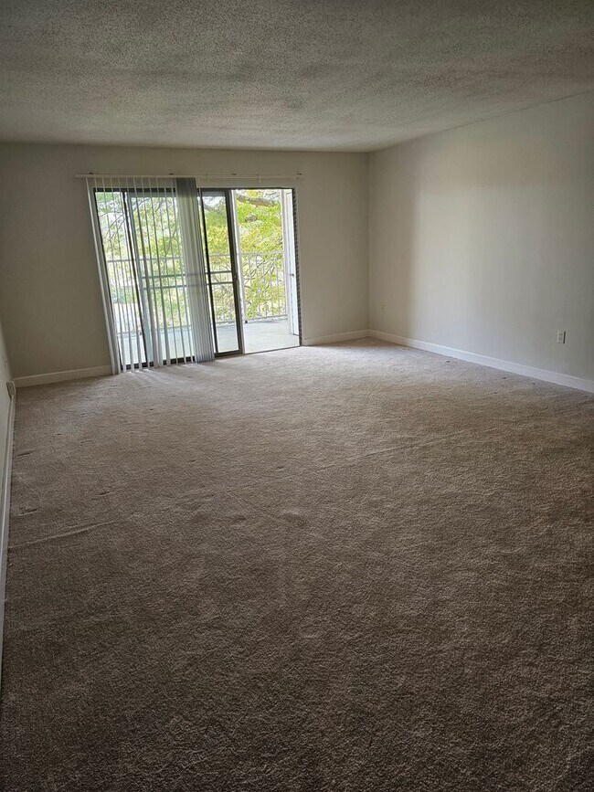 Building Photo - Beautiful Highrise 2 bed 2 bath