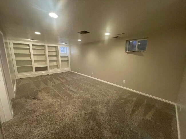 Building Photo - 550 E 250 N