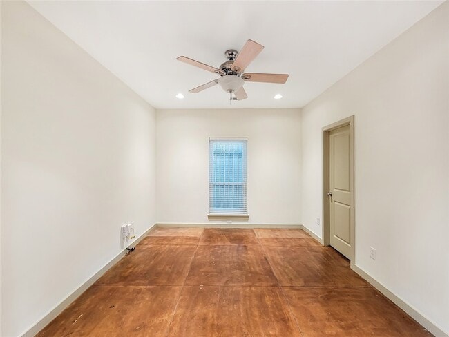 Building Photo - 321 E 20th St