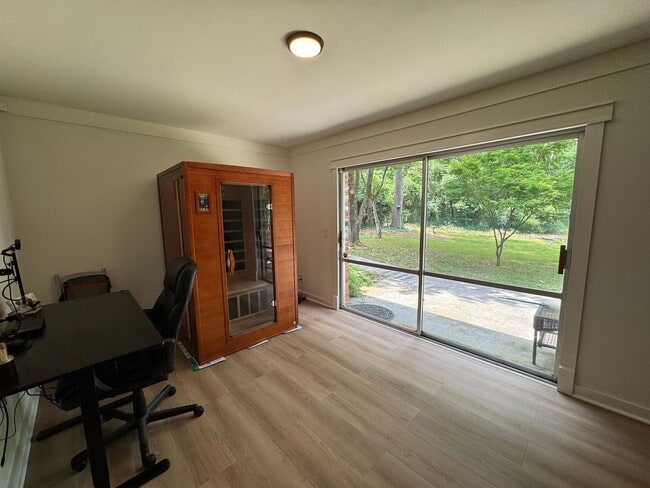 Building Photo - Executive Rental 4 bed 3 bath home in the heart of Country Club