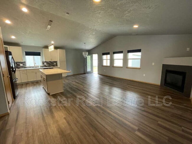 Building Photo - 625 E Canterbury Ln