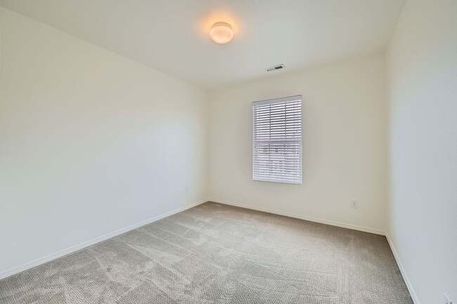 Building Photo - Fountain Townhome