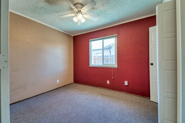 Building Photo - LARGE 5-bedroom 3 bath home in a great loc...