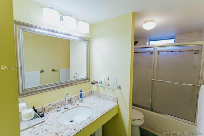 Building Photo - 300 NE 26th Ave