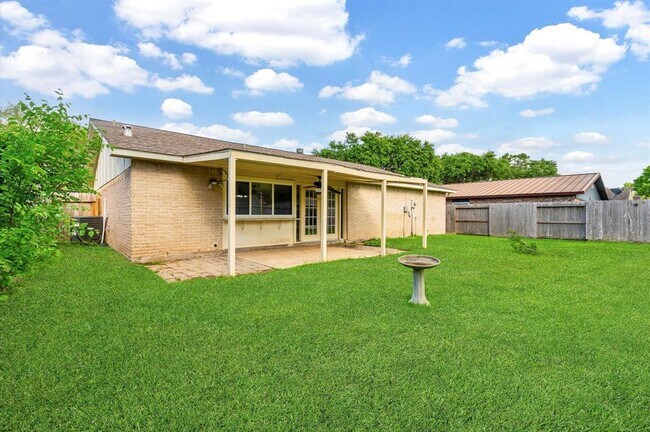 Building Photo - 18215 Navajo Trail Dr