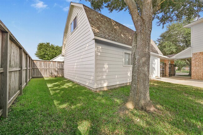 Building Photo - 313 Winding Oak Ln S