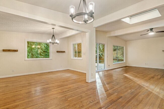 Building Photo - 6 Bedroom Home minutes from Saltwater Park...