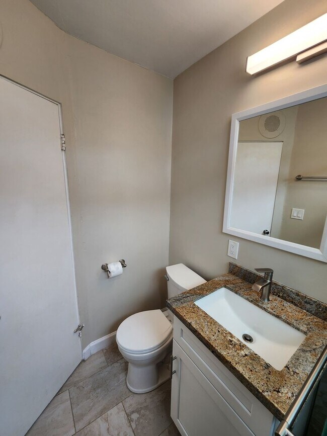 Building Photo - Upper Unit with Ocean View In OB - Complet...