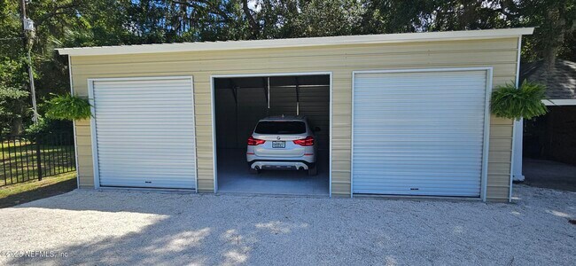Building Photo - 2312 Plantation Lake Dr