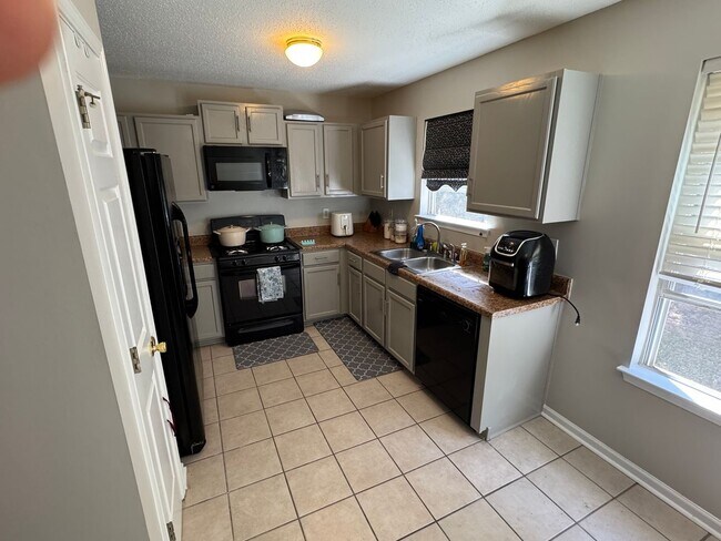 Building Photo - Beautiful 3 Bedroom 2 Bath Home Close to I-20.