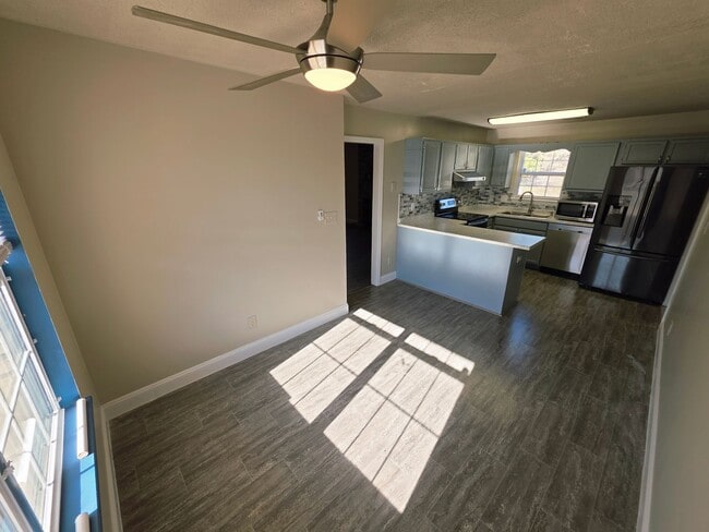 Building Photo - 4 Bedroom 2 BA Horse Creek Farms