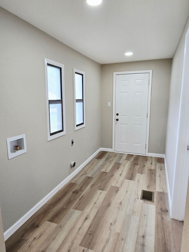 Building Photo - 1308 W Walker St