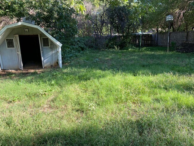 Building Photo - 2 bed 1 1/2 bath