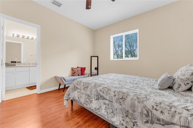 Building Photo - 8844 S Isles Cir