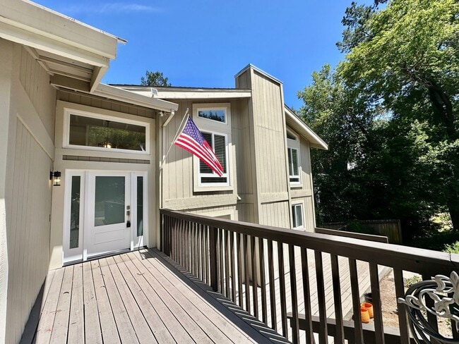 Building Photo - Beautiful San Rafael Home