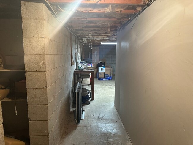 Building Photo - 332 Lynn Dr