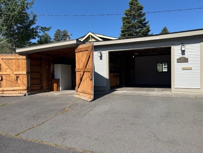 Building Photo - Downtown Bend Bungalow