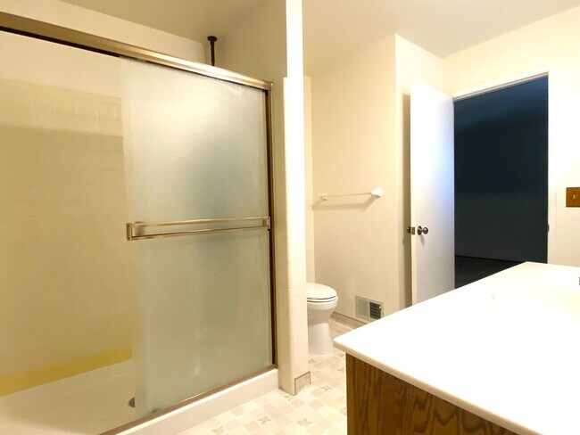 Building Photo - 4 Bed/2 BA Single Story Home, Downtown Ple...