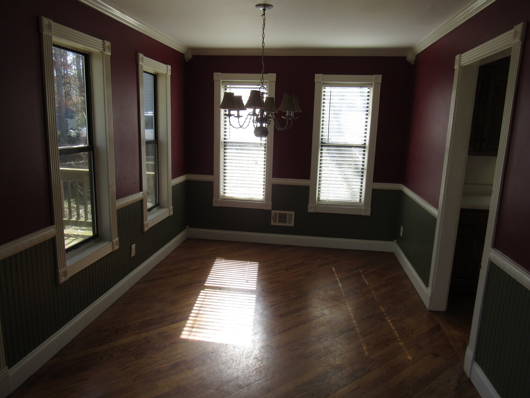 Cozy dining space next to kitchen - 1273 W Wylie Bridge Rd