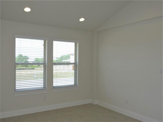 Building Photo - 1120 Sundrops St